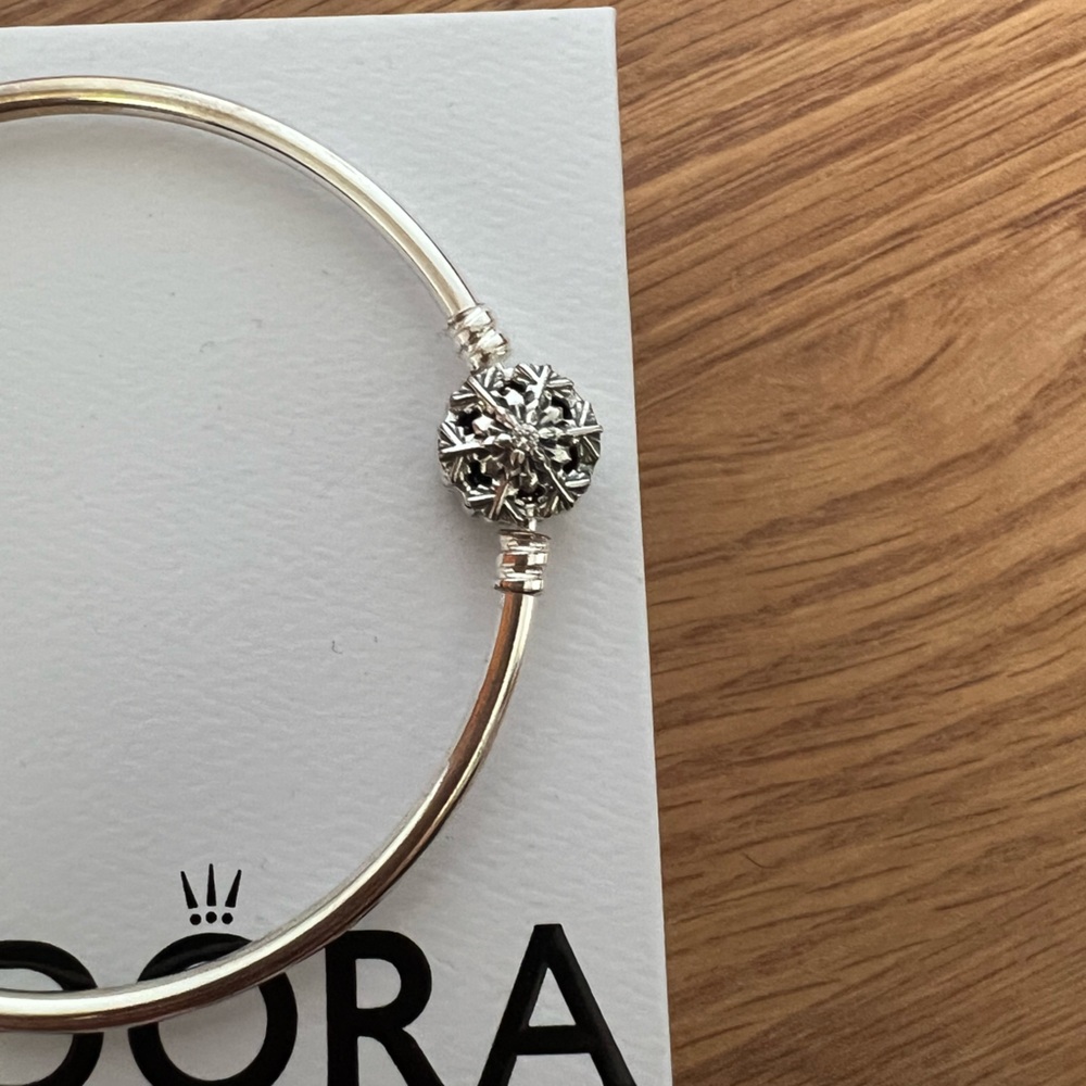 NWT Pandora Moments Sparkling Snowflake Clasp Bangle - Picture 3 of 4